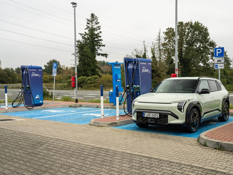 E-Auto steht auf einem Parkplatz an einer Ladestation.