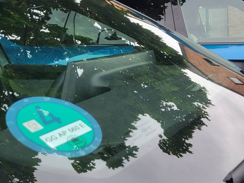 Bild deutsche-umweltplakette-windschutzscheibe-auto.jpg